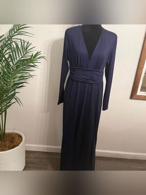 BRAND new Women's Navy Long Sleeve V-Neck Maxi Dress (Size L)